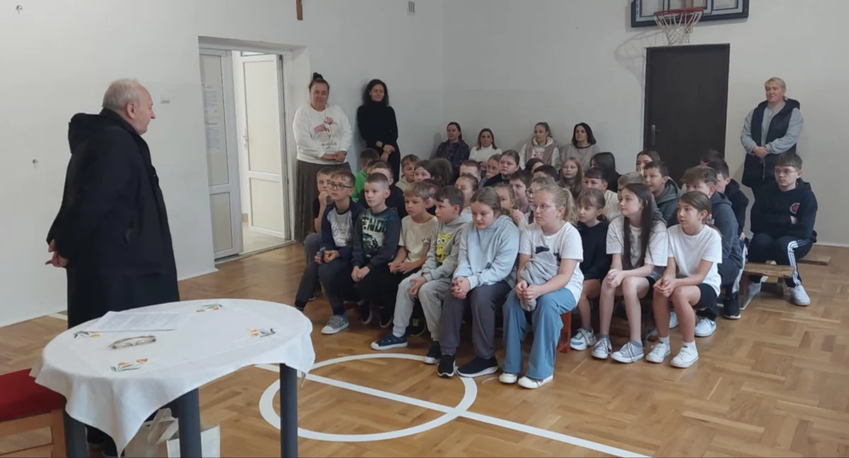 Spotkanie z historią w Budkach – ks. Waldemar Gałązka gościem szkoły