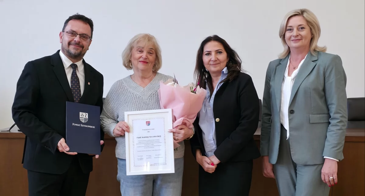 Podziękowania dla Joanny Strzeleckiej za lata pracy w Powiatowej Bibliotece Publicznej