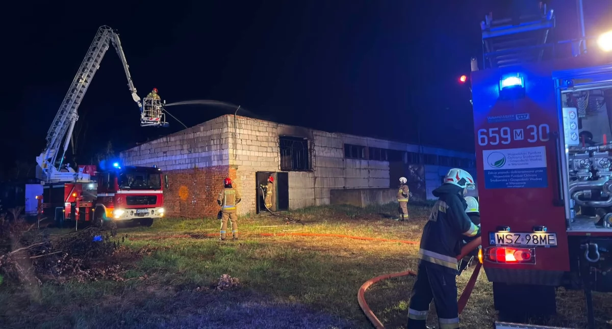 Pożar pustostanu w Jastrzębiu. W akcji 23 strażaków, przeszukano budynek