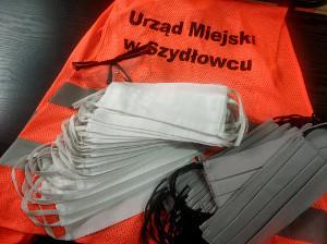 Maseczki dla mieszkańców, rozdają na szydłowieckim rynku