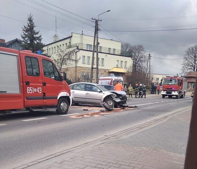 Jastrząb. Zderzenie na skrzyżowaniu. Poszkodowanych karetki pogotowia odwiozły do szpitali