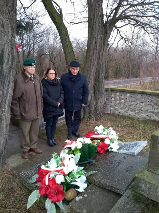 Przy mogile poległych powstańców