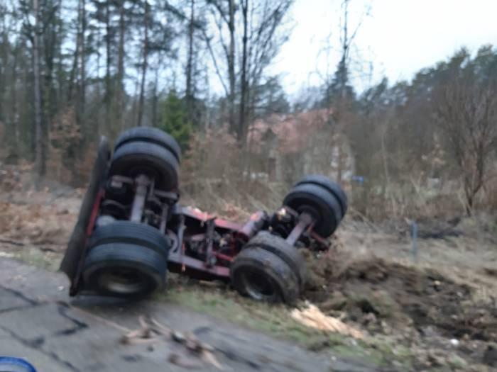 Wypadł z drogi, naczepa w rowie