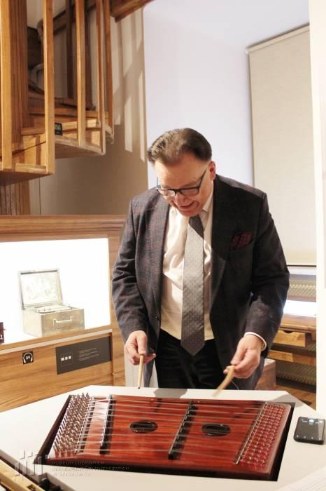 Trąbki, pozytywki i mandoliny... Marszałek obejrzał w muzeum