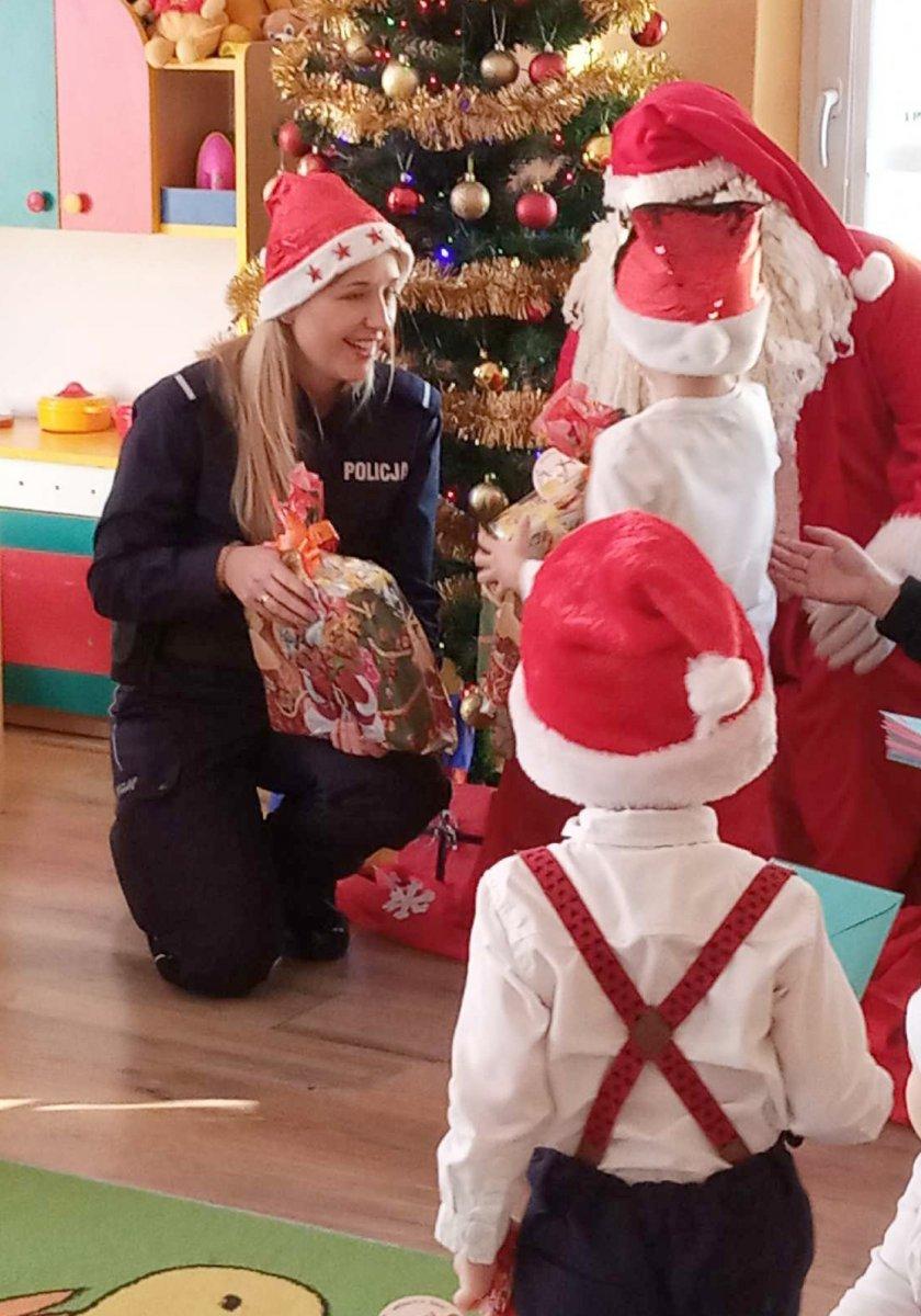 Mundurowi pomocnicy Mikołaja...