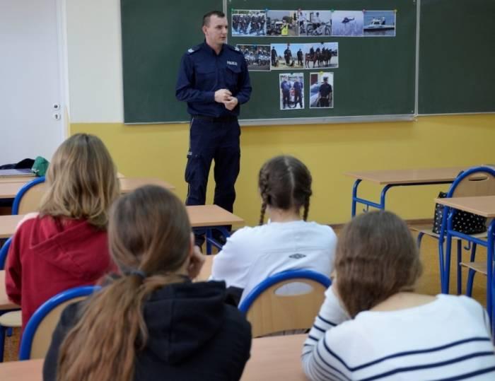 Policjanci agitowali...