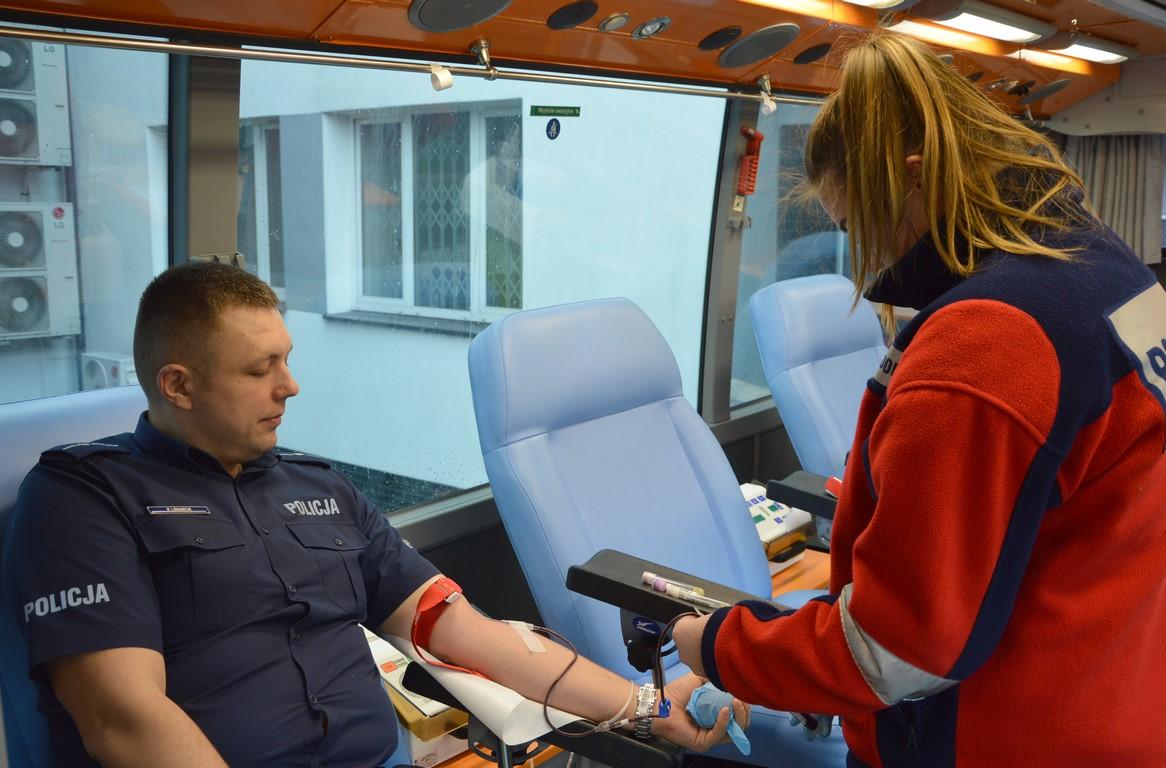 Radomski policjant oddał szpik dla genetycznego bliźniaka