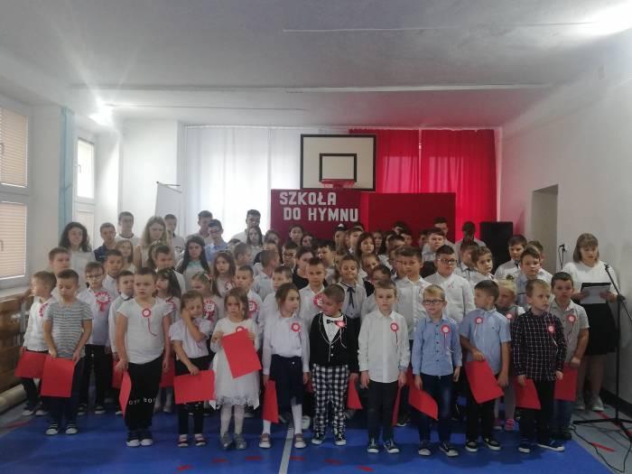 Hymn odśpiewali i symboliczną flagą pomachali...