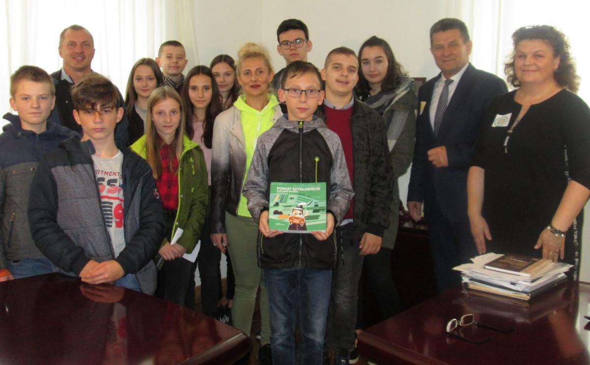 Młodsi sprawdzają, czy starsi tabliczkę mnożenia znają