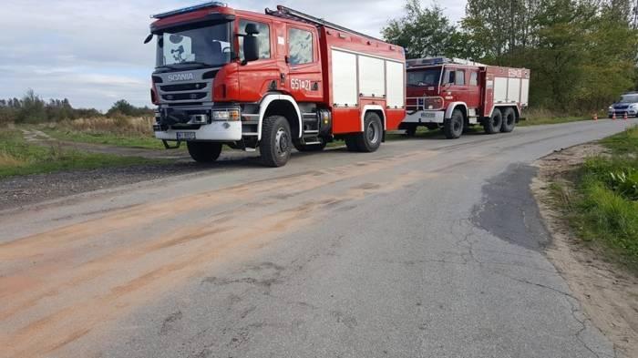 Samochód osobowy uderzył w ciężarówkę.