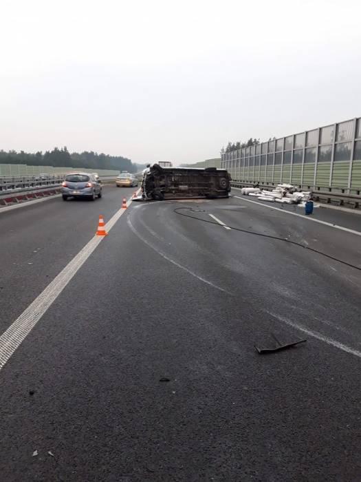 Samochód wywrócony, z powodu strzelającej opony...
