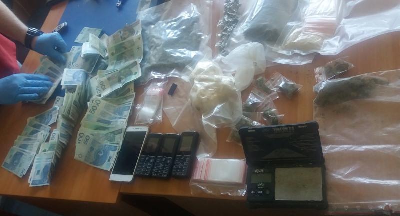 Dealer narkotykowy w rękach policji