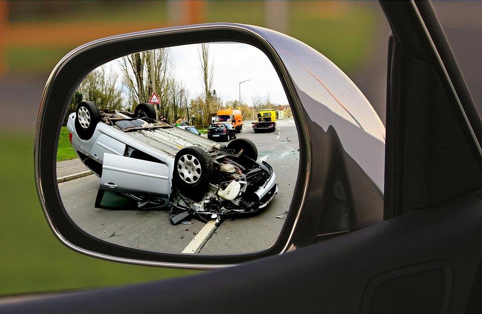 Peugeot dachował, kobieta i mężczyzna ranni