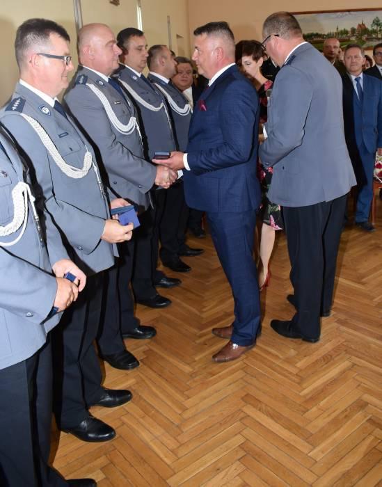 20 awansowanych, 18 medali i odznaczeń