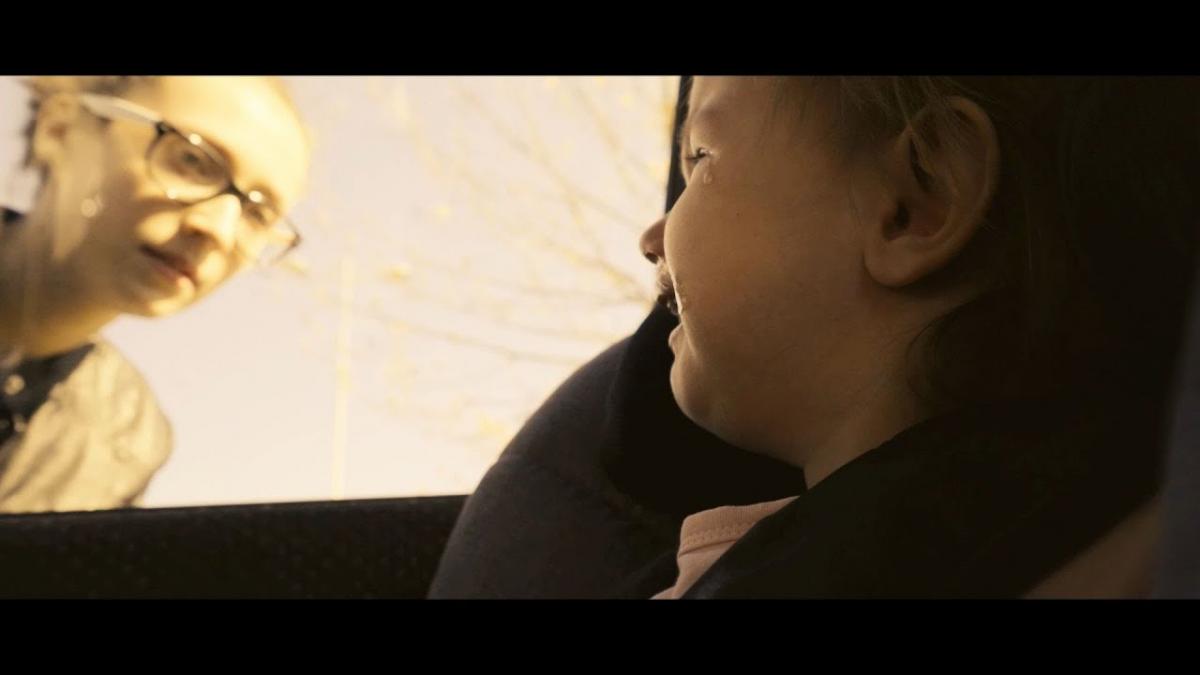 Samochód pozostawiony w pełnym słońcu to śmiertelna pułapka dla dziecka – film