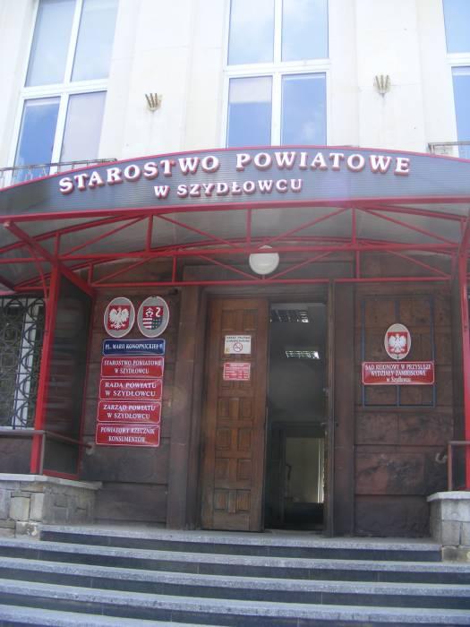 Protestacyjna pryzma piachu i ziemi pod starostwem. Znamy stanowisko starosty.