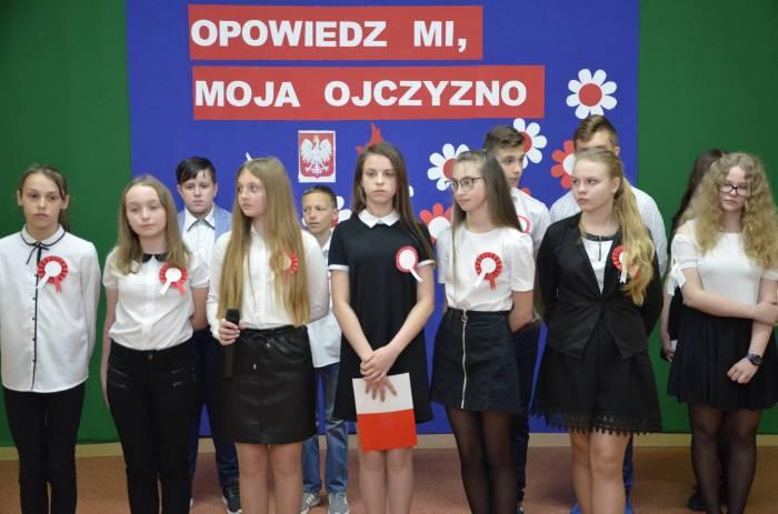 Uczniowie pamiętali o Święcie Flagi i rocznicy Konstytucji 3 Maja