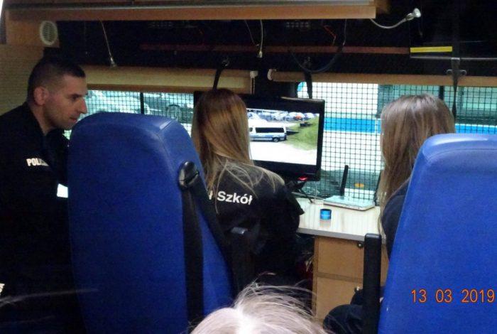 Uczniowie klas mundurowych na komendzie w Radomiu