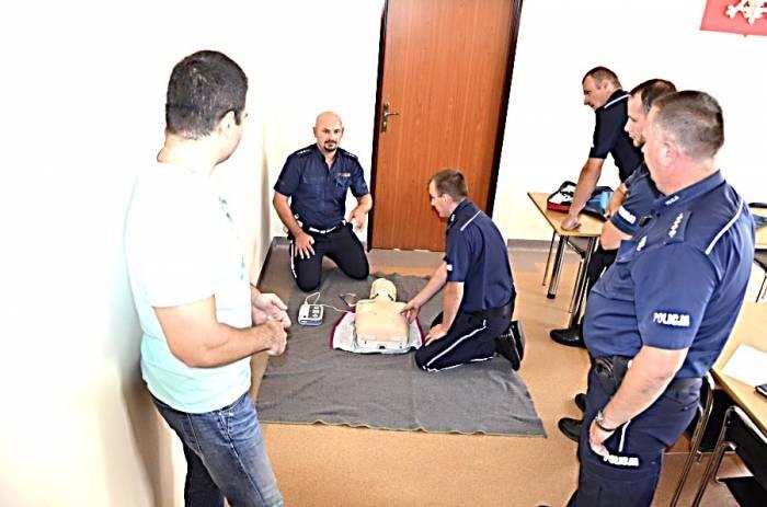 Policjanci przedmedycznie przeszkoleni