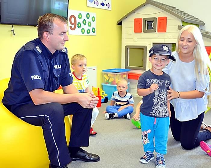 Policjanci wśród uczniów i przedszkolaków