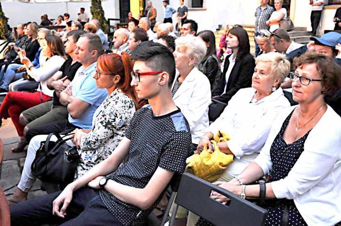 Patriotycznie zagrali na zamkowym dziedzińcu