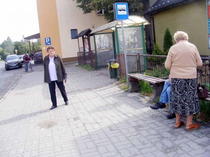 Czekanie na przystankowe wiaty