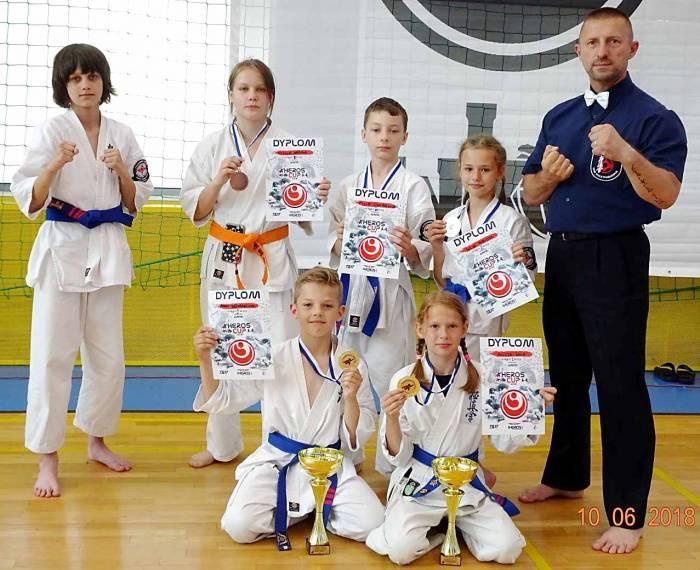 Pięć medali naszych karateków