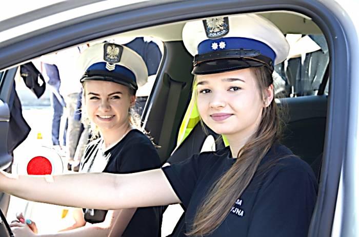 Policjanci chętnym pokazali...