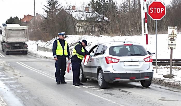 Śmierć czyha na kolejowych przejazdach