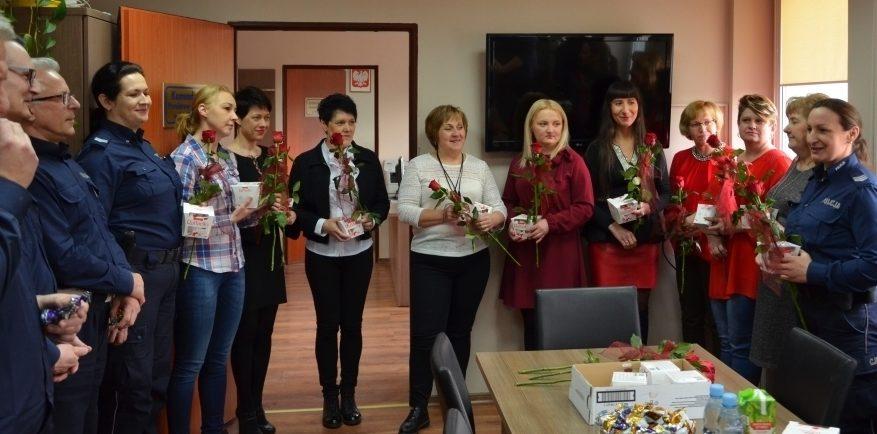Życzenia i róże dla kobiet