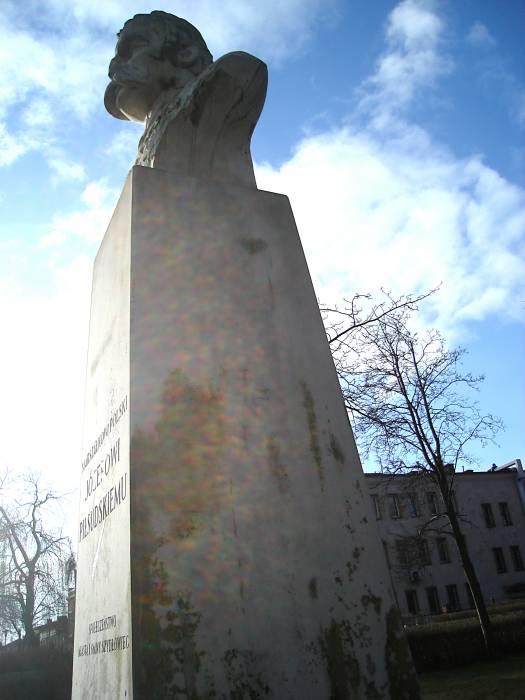 Wyczyszczą pomnik marszałka