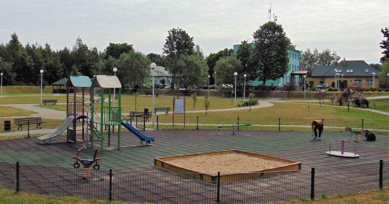 Mirów. Prawie amfiteatr przy urzędzie