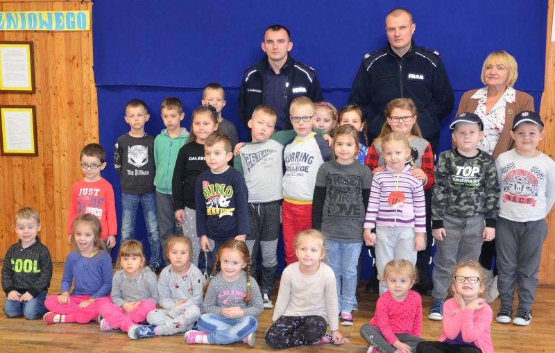 Policjanci uczniom podstawówki przypominali