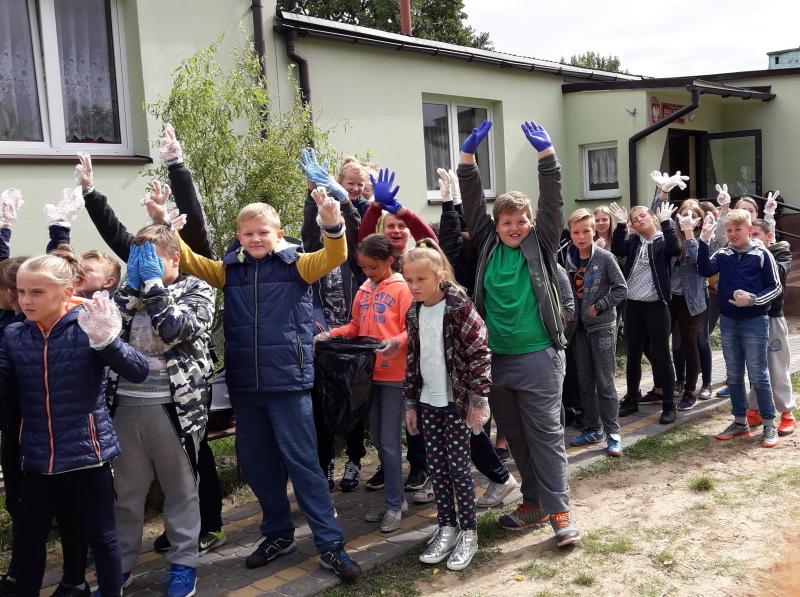 Las uczniowie posprzątali