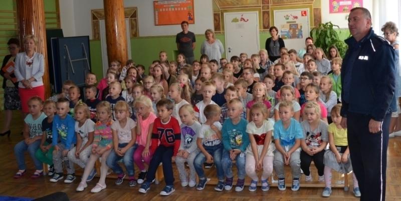 Policjanci uczniom przypominają i ostrzegają