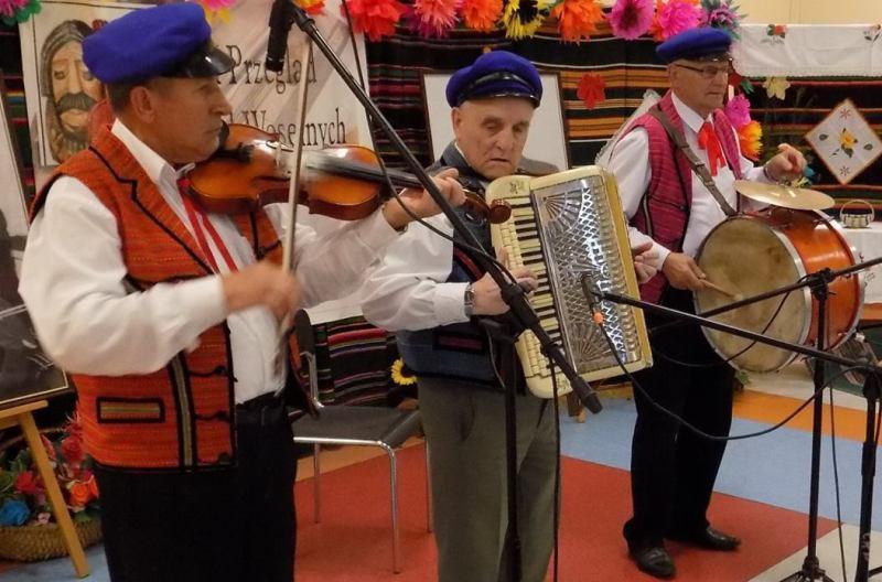 Kapele, zespoły śpiewacze i wspólna biesiada