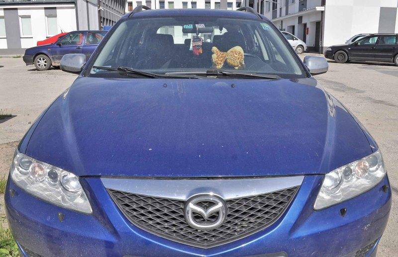 Senscacyjna ucieczka z policjantem na masce mazdy!