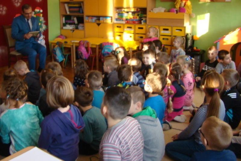 Wójt uczniom o królu przeczytał