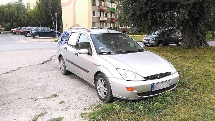 Srebrny ford, policja i znaki zapytania od mieszkańców