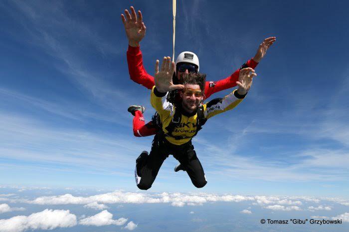 Skoki spadochronowe w tandemie – spróbuj i poczuj adrenalinę!