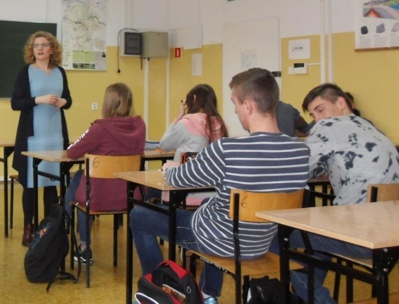 Doradca uczniom doradzał