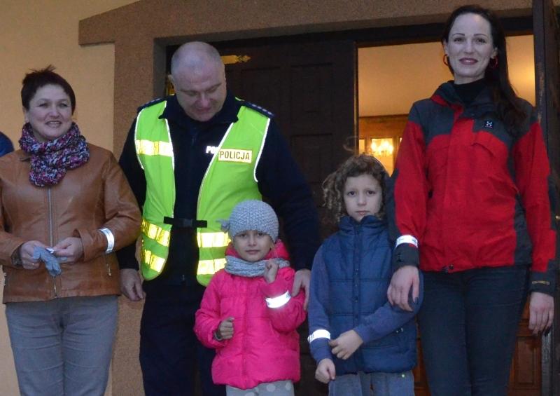 Policjanci pod kościołem
