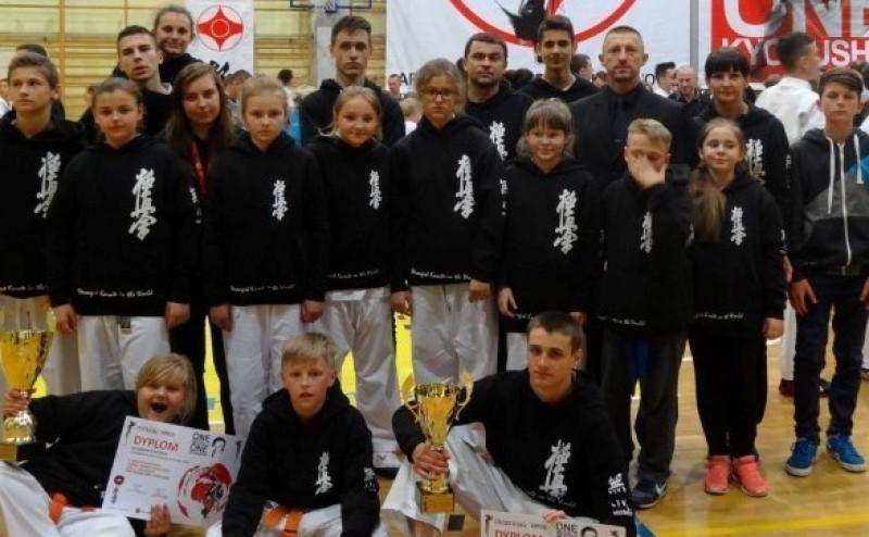 Karatecy w czołówce