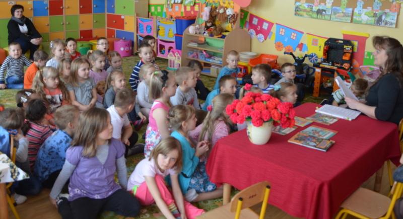 Rozdali książki i róże