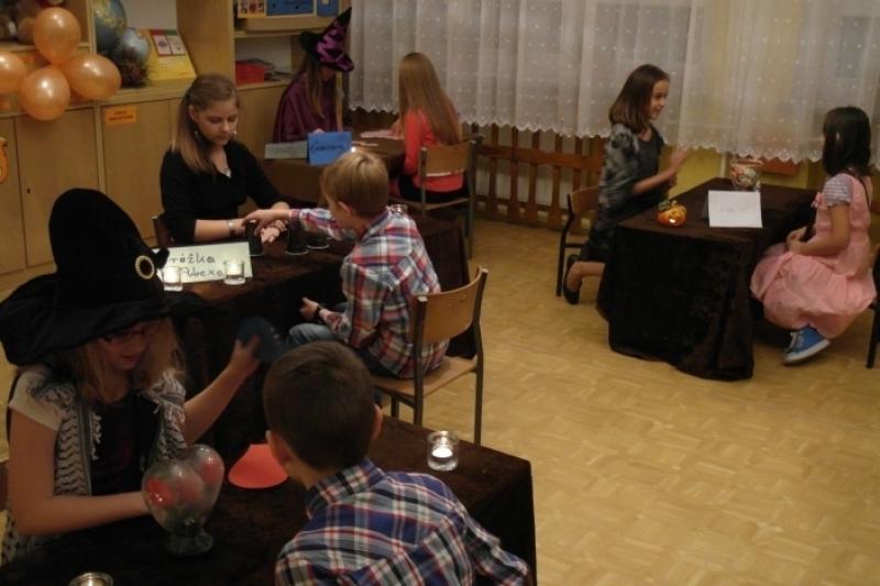 Salon wróżb, tańce i smakołyki