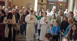 Dzieci, procesja i słodkie niespodzianki – świętowal…