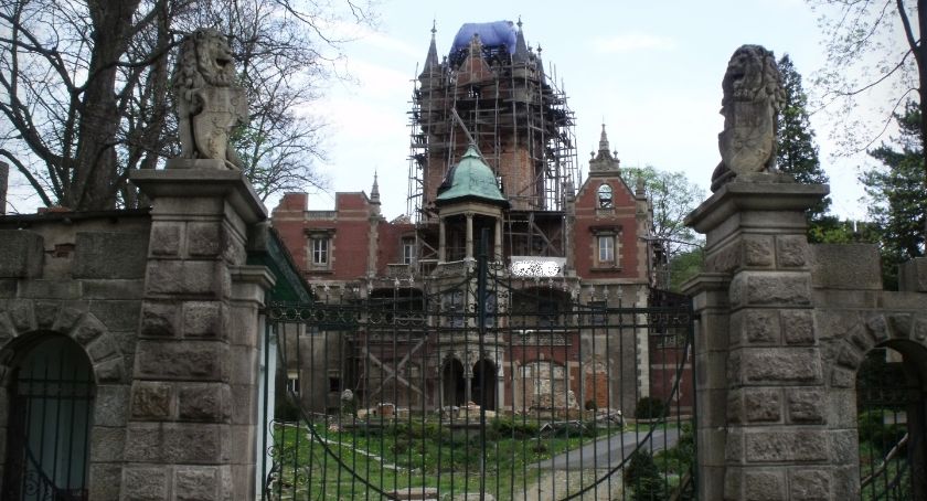 Pałac Bobrów – niszczejące piękno gminy Mysłakowice