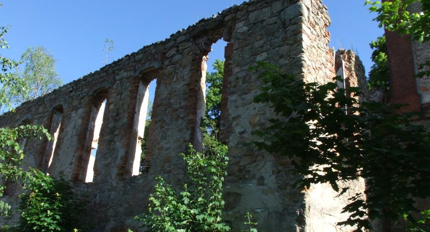 Ruiny kościoła ewangelickiego w Karpnikach