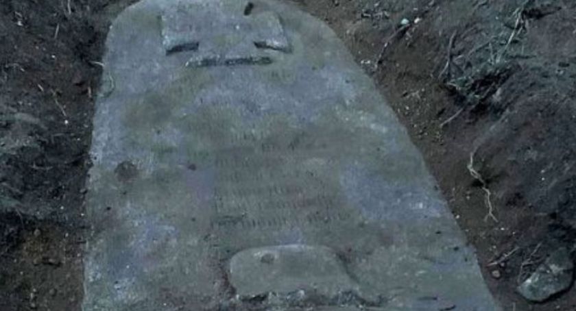 W Michałowicach odkopano pomnik z pierwszej wojny światowej