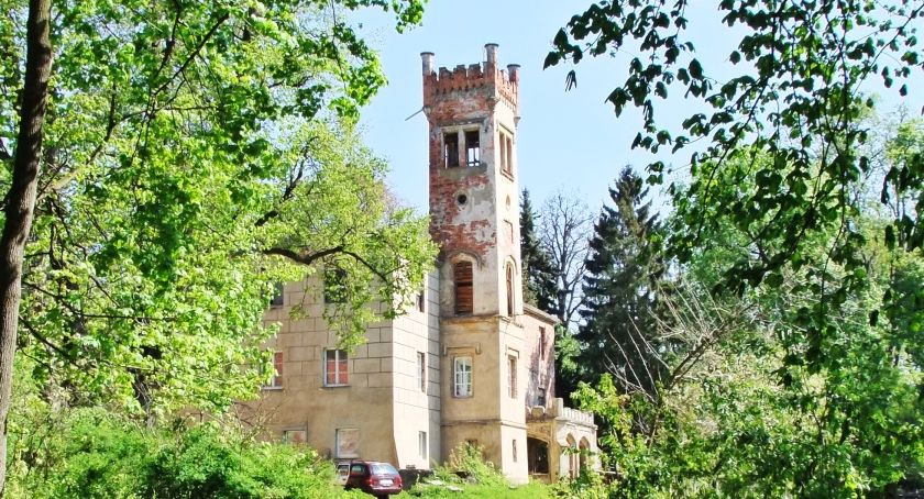 Pałac w Dąbrowicy – niszczejące piękno